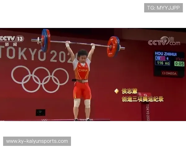 举重冠军领奖把奖杯举断